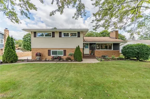 2359 Hoffman Rd, Cuyahoga Falls, OH 44223