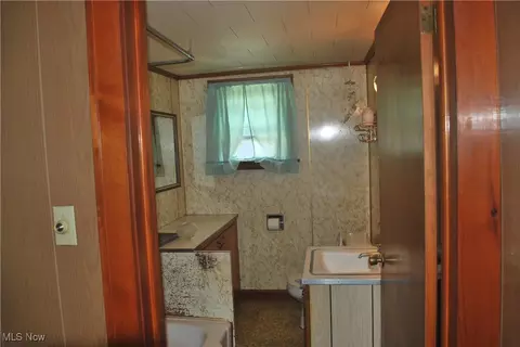 Bath - 208 Murray Ave, Minerva, OH 44657 photo 1 of 1