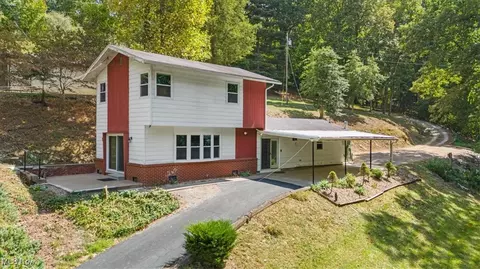 1344 Club Dr, Washington, WV 26181
