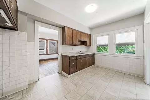 Entry Way - 1801 Rockefeller Rd, Wickliffe, OH 44092 photo 1 of 2