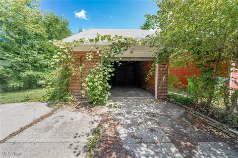 Exterior - 1801 Rockefeller Rd, Wickliffe, OH 44092 photo 6 of 8