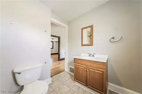 Bath - 1801 Rockefeller Rd, Wickliffe, OH 44092 photo 2 of 4