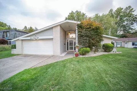 788 Valley Dr, Amherst, OH 44001