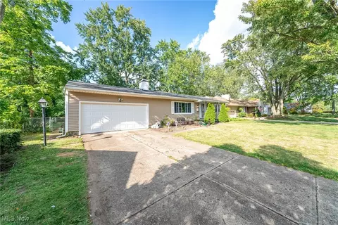 112 Wesleyan Ct, Elyria, OH 44035 photo 3