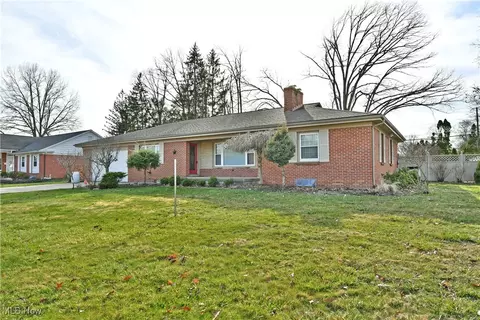 823 Wildwood Dr NE, Warren, OH 44483