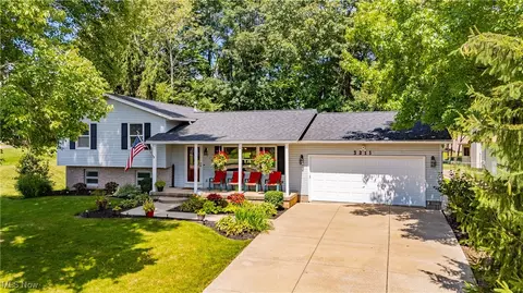 3211 Summit Rd, Ravenna, OH 44266