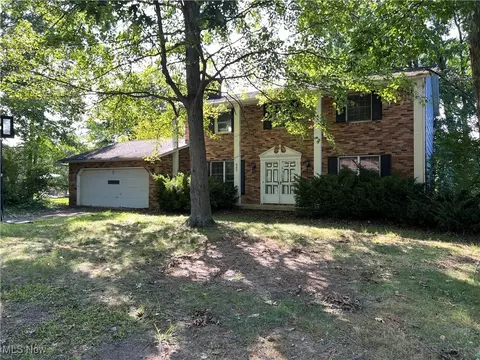 521 Trelake Dr, Canal Fulton, OH 44614
