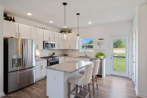 Kitchen - 346 River Run Dr, Elyria, OH 44035 photo 4 of 6