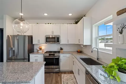 Kitchen - 346 River Run Dr, Elyria, OH 44035 photo 5 of 6
