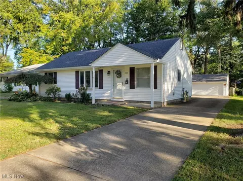 985 Oakwood Dr, Elyria, OH 44035