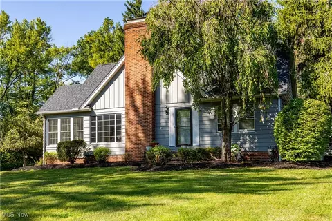 6728 Columbia Rd, Olmsted Twp, OH 44138