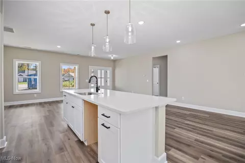40094 Ryan Ct, Elyria, OH 44035 photo 3