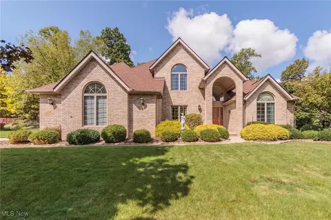 8479 Hunting Dr, North Royalton, OH 44133