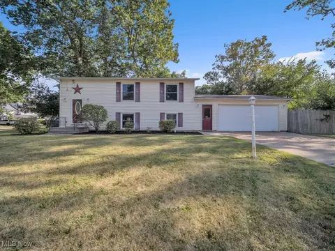 716 Regina Dr, Vermilion, OH 44089