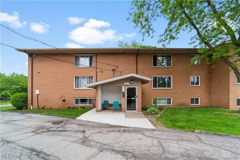 22121 River Oaks Dr #E3, Rocky River, OH 44116