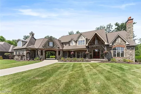 4818 Snow Blossom Ln, Brecksville, OH 44141