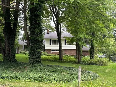 17998 Elliott Dr, Chagrin Falls, OH 44023