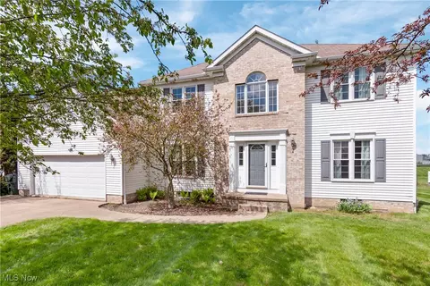 6704 Bridgestone Cir NE, Canton, OH 44721