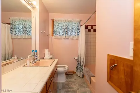 Bath - 6989 Rolling Ridge Rd NE, Canton, OH 44721 photo 1 of 2