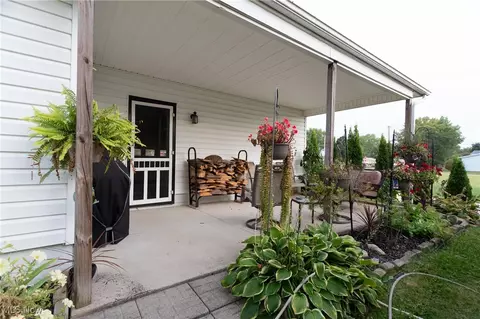Exterior - 6989 Rolling Ridge Rd NE, Canton, OH 44721 photo 3 of 6
