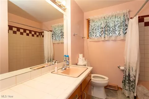 Bath - 6989 Rolling Ridge Rd NE, Canton, OH 44721 photo 2 of 2