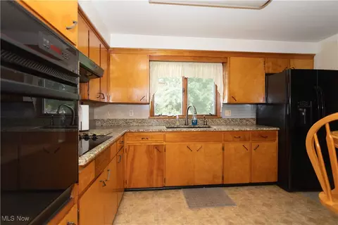 Kitchen - 6989 Rolling Ridge Rd NE, Canton, OH 44721 photo 1 of 1
