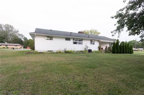 Exterior - 6989 Rolling Ridge Rd NE, Canton, OH 44721 photo 2 of 6