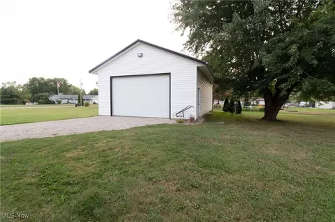 Exterior - 6989 Rolling Ridge Rd NE, Canton, OH 44721 photo 4 of 6