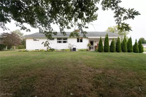 Exterior - 6989 Rolling Ridge Rd NE, Canton, OH 44721 photo 1 of 6