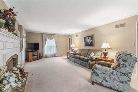 Living - 7961 Spartan Dr, Boardman, OH 44512 photo 2 of 5