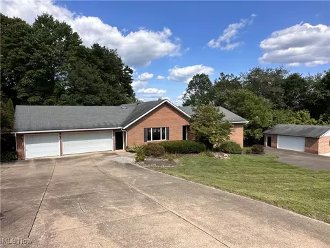 1510 W Buckhorn Dr, Millersburg, OH 44654