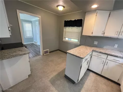 313 E 214th St, Euclid, OH 44123 photo 9