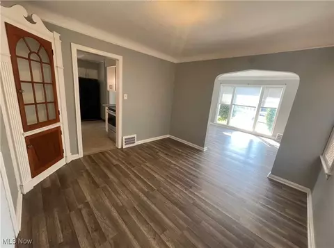 313 E 214th St, Euclid, OH 44123 photo 7