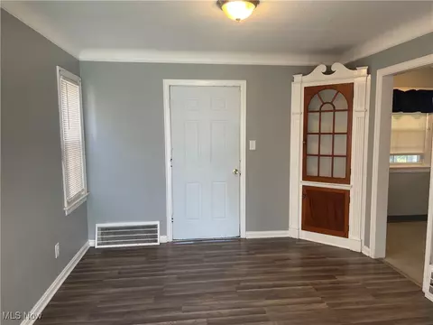 313 E 214th St, Euclid, OH 44123 photo 8