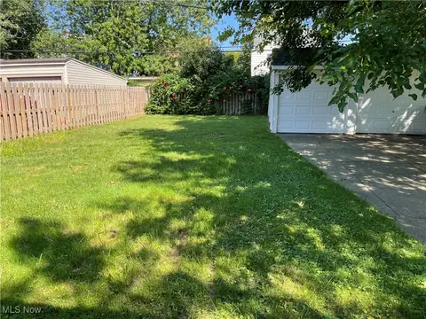 313 E 214th St, Euclid, OH 44123 photo 3