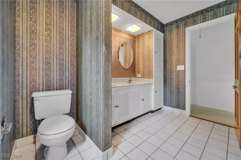 Bath - 822 Washington Ave, Elyria, OH 44035 photo 4 of 6