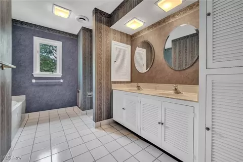 Bath - 822 Washington Ave, Elyria, OH 44035 photo 2 of 6