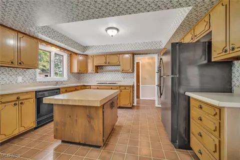 Kitchen - 822 Washington Ave, Elyria, OH 44035 photo 3 of 4