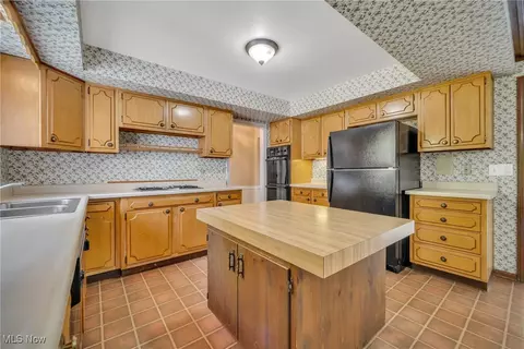 Kitchen - 822 Washington Ave, Elyria, OH 44035 photo 2 of 4