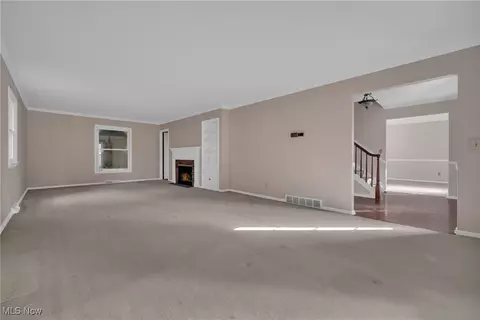 Living - 822 Washington Ave, Elyria, OH 44035 photo 5 of 5