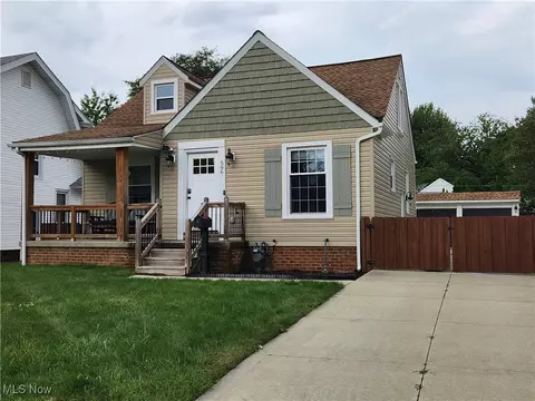 596 Juneway Dr, Bay Village, OH 44140