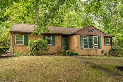 210 Woodside St SW, Hartville, OH 44632