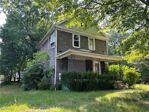745 Carlysle St, Akron, OH 44310