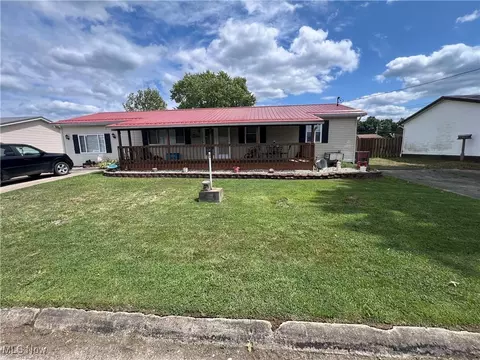 323 Lincoln Dr, Mineralwells, WV 26150