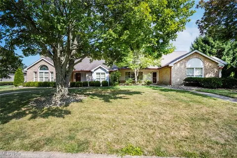 2180 Foxden Dr #B, Salem, OH 44460