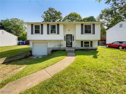 1053 Sunnywood Ln, Ravenna, OH 44266