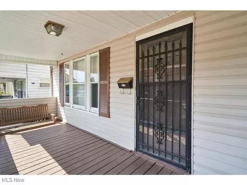 688 Dayton St, Akron, OH 44310 photo 3
