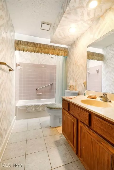 Bath - 5615 Beverly Ave NE, Canton, OH 44721 photo 3 of 3