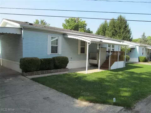 8 Corktree Dr, Olmsted Twp, OH 44138