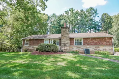 827 Pineview Ave SE, North Canton, OH 44720
